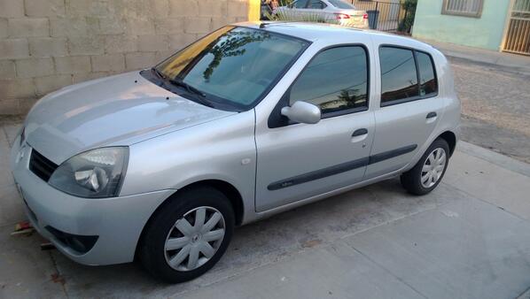 white_thief's tweet photo. Alguien interesado en un Renault Clio 2009? ando vendiendo el mío, único dueño. Si se interesan les doy datos :) http://t.co/5ZomdOfl4s
