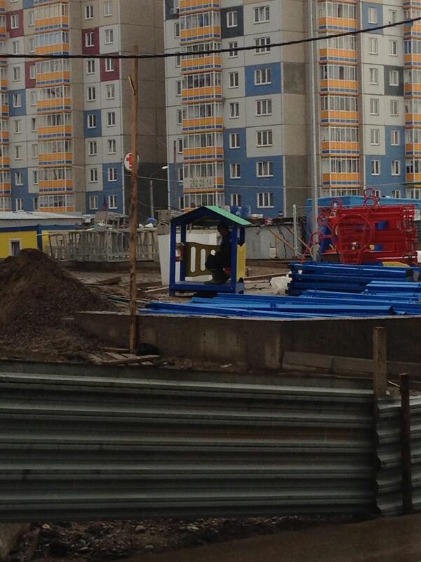 06_inna's tweet photo. В детском домике сидят покуривают🚬👹#покровка http://t.co/REtJ5SAKrx