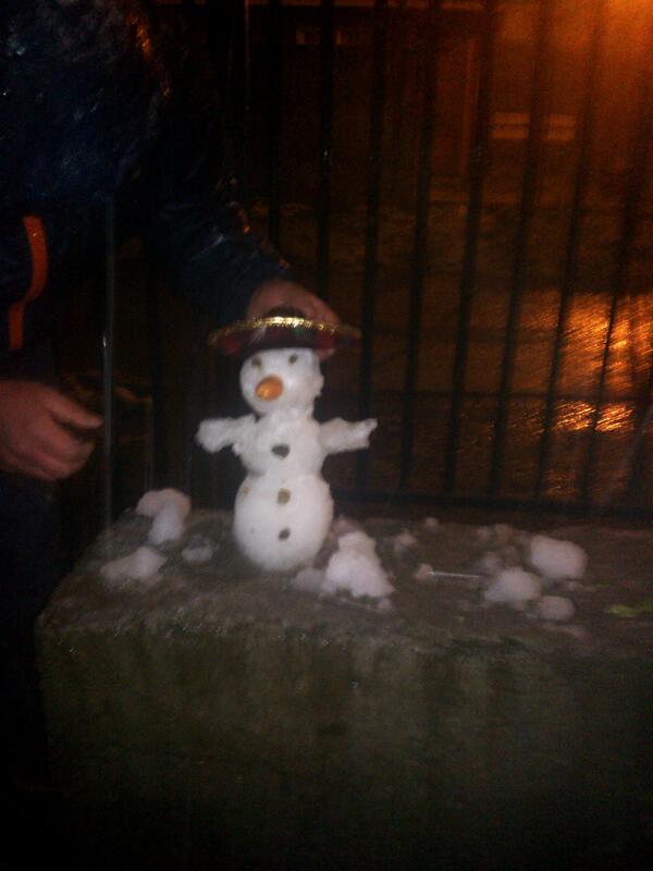 Castrochile's tweet photo. @castrochile#mis hijas han creado a un chilotito de nieve.. http://t.co/Z7lUHm7YKH