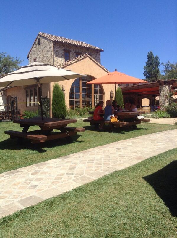 WestieLisa's tweet image. Idyllic location for wine tasting #westlake #champagneflight #tranquil#