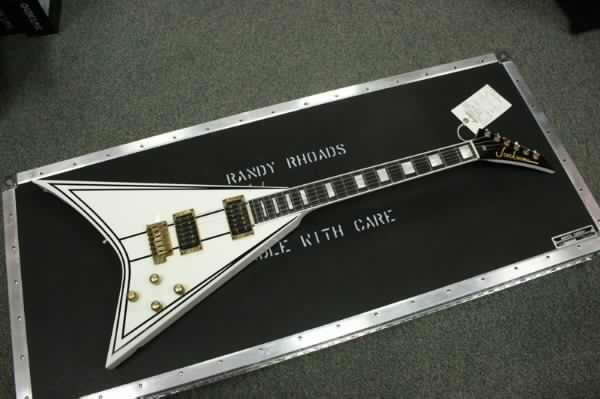MauriRhoads's tweet photo. La guitarra de randy rhoads #thelegendofguitar es una jackson http://t.co/evMGR9Xz8q