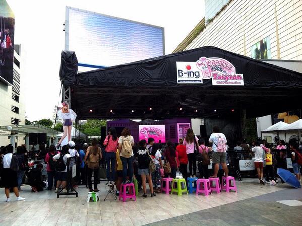[PIC][21-08-2013]TaeYeon khởi hành đi Thái Lan để tham gia sự kiện "B-ing" - một thương hiệu mà cô đại diện   BSKkGxBCUAELHWP