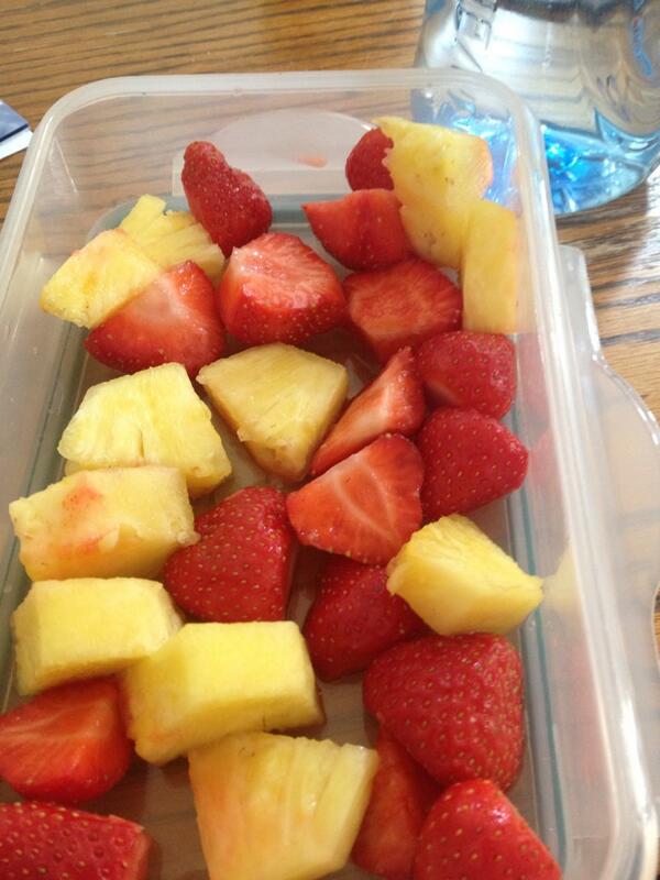 MySWChallenge's tweet image. Snacking on the go! On track today!  #strawberries #pineapple #water #SlimmingWorld