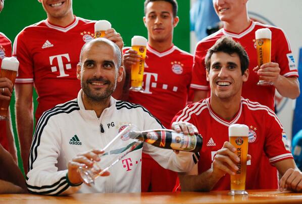 Jahrelang kein einziger Spanier, jetzt 3 auf einem einzigen Foto #Paulaner <a href="/Javi8martinez/">Javi Martínez</a> #Guardiola ”
