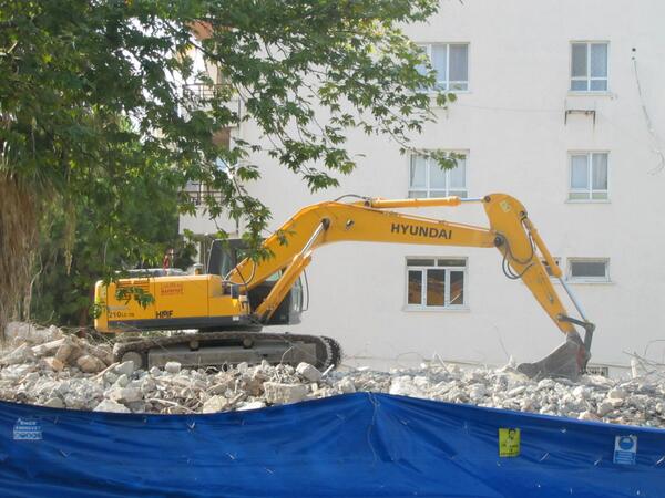 Tarihi eski valilik binası yıkıldı.
Ne tarihimiz kaldı, ne tarihi yapılarımız. Lütfen değerlerimize sahip çıkalım.