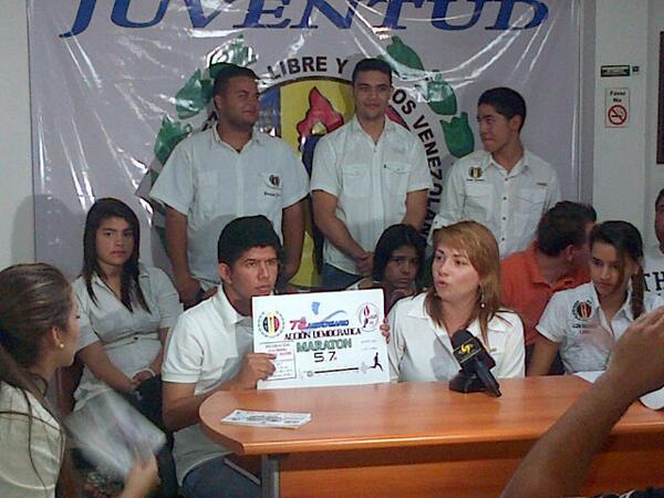 rerickacm's tweet photo. Nuestra juventud  @JAD_Lara. En rueda de prensa maratón #72aniversario http://t.co/eXLr9Oeve7