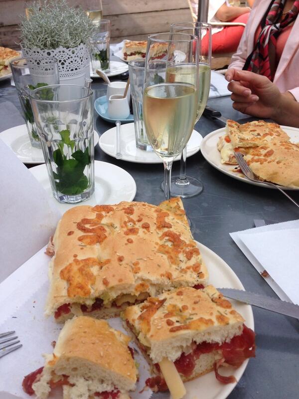 FloorMarcusse's tweet image. surprise afscheidslunch met lieve @LisanneMom @kimbijl @KarlienvdBroek  en @Pascallelitjes. dank aan @HuubBiezemans