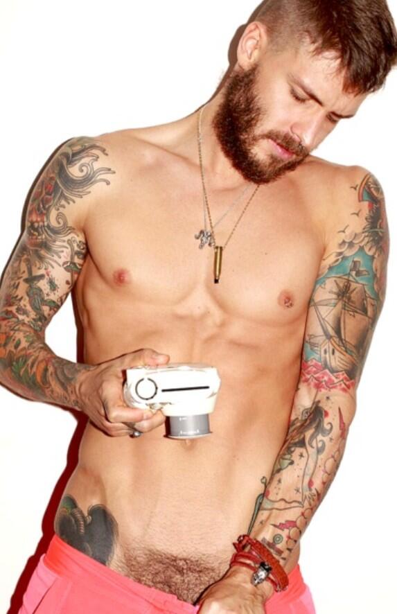 BeardsAndTats's tweet photo. Different approach to a selfie #BeardsAndTatsStyle http://t.co/2rWjwwnMLD