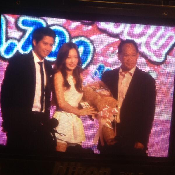 [PIC][21-08-2013]TaeYeon khởi hành đi Thái Lan để tham gia sự kiện "B-ing" - một thương hiệu mà cô đại diện   BSMXhtLCAAI_yqU