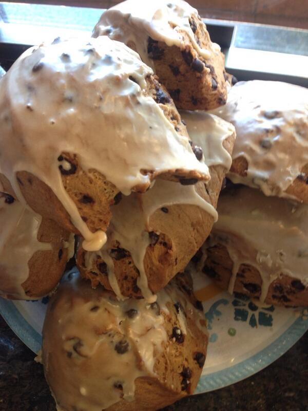 Nantucket6609's tweet photo. Why are they called scones? Looks more like a doughnut cookie. Should call it dookie http://t.co/EsZxJ0mGqw
