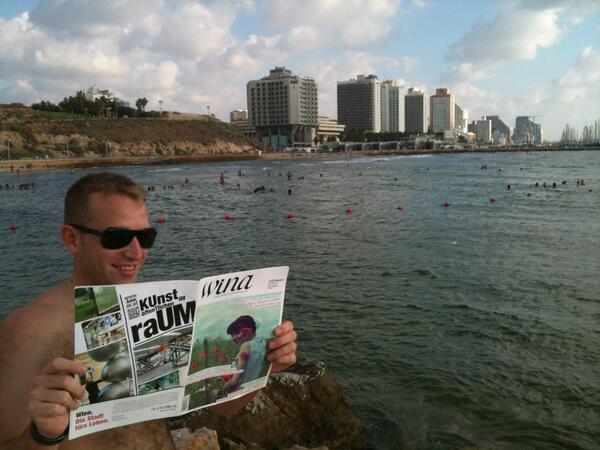 Lesergrüße aus Tel Aviv! Wo lest ihr euer WINA am liebsten? Schickt eure Fotos an office@jmv-wien.at.