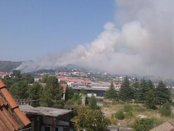 KevinBR_93's tweet photo. Ardiendo en frente de casa, ya empezamos. Putos pirómanos de mierda. http://t.co/z0xTYbkq9H