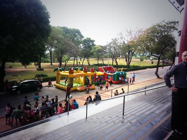 ElioCabralPy's tweet photo. Celebrando el día de los niños y niñas en la explanada del congreso http://t.co/HP0Xih7Nn3
