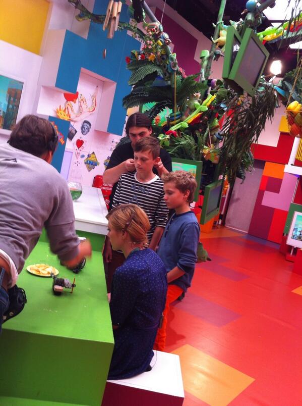 CoderDojoBe's tweet image. Lune en Vincent krijgen een microfoon #ketnet #coderdojobelgium