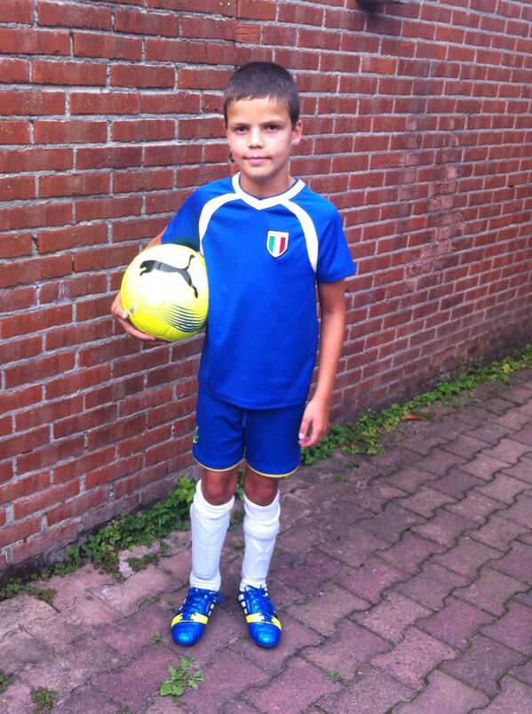 jaymzter's tweet photo. Vandaag de tweede training gehad, morgen een toernooitje, ik vind het super op voetbal! http://t.co/SYn8UdcxAU