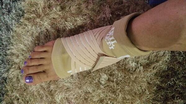 hongyeojin's tweet photo. 아악 ㅠ
다이빙연습하다가 그만 삐끗했어요
트램폴린위에서 지상훈련도중. ㅠ
드디어, 이번주 금요일 Mbc9시반 첫방송합니당 ㅎ
스타쇼다이빙스프래시~!!
마니 시청해주세요^^♥ http://t.co/yzyg1bKeGn