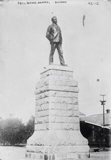 ¿Esta será la estatua de Cecil #Rhodes que <a href="/JReverte_/">Javier Reverte</a> vio en #Zimbabwe ? #vagabundoenafrica :)