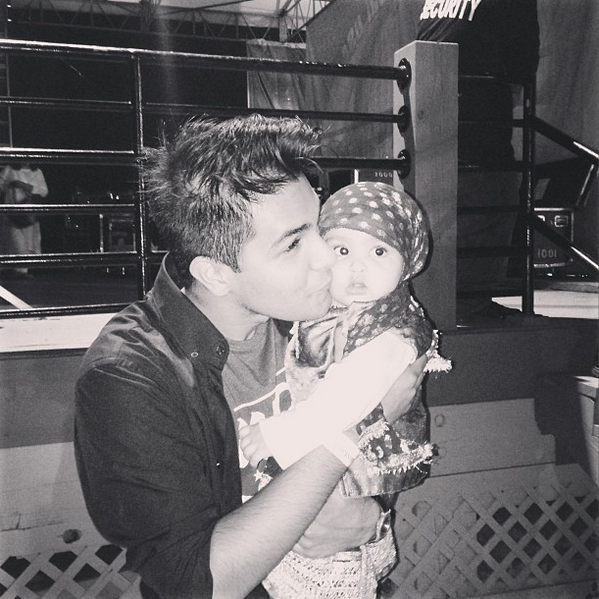 AsimAzharr's tweet photo. Cutest fan I ever met? i think so http://t.co/EFykSgdZE2