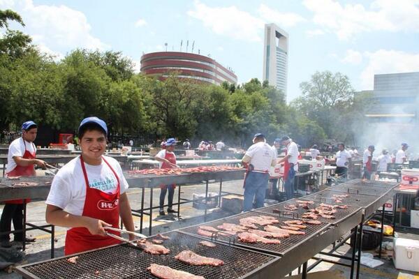 Los asadores y parrilleros el día de el Récord Guinness.