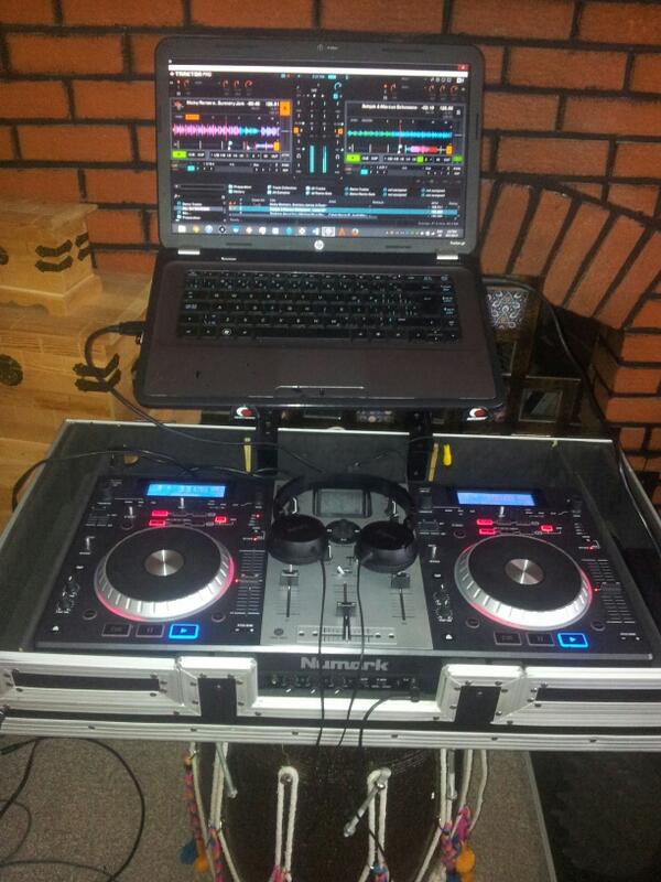 Sahota03's tweet image. Nothing like #mixing to take away your boredom #numark #mixdeck #traktor #HouseMusic