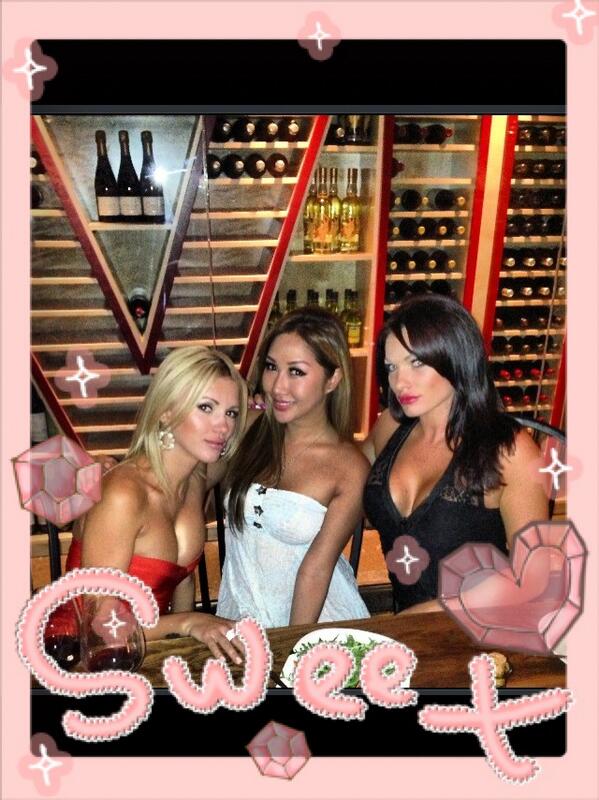 Minxlash's tweet image. Playing around with #japanese #photoapp so cute!! Teehee #cute #pretty #girls #dinner #minklashes