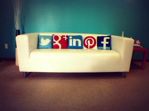RachaelPlummer's tweet image. Check out @impulsecreative &apos;s new social media couch! So cool! #hubspotgold #INBOUND13