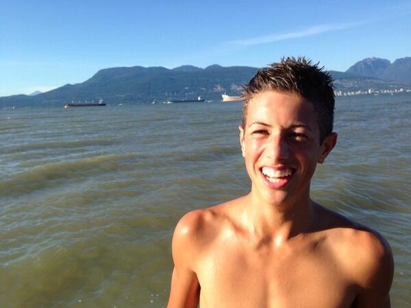 mitchell9922's tweet photo. Swimming in the ocean after practice #greatview with @HeeseMark @OverkillCAN http://t.co/kygZZCZpVP
