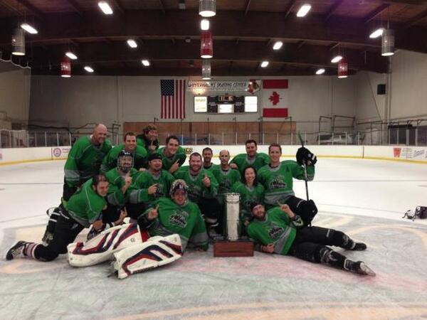 ApuckalypseMeow's tweet photo. #champions #winterhawksskatingcenter #inauguralseason #rollerguyswinaticehockey #tacoformvp #teamwork http://t.co/V7mr2DyImO