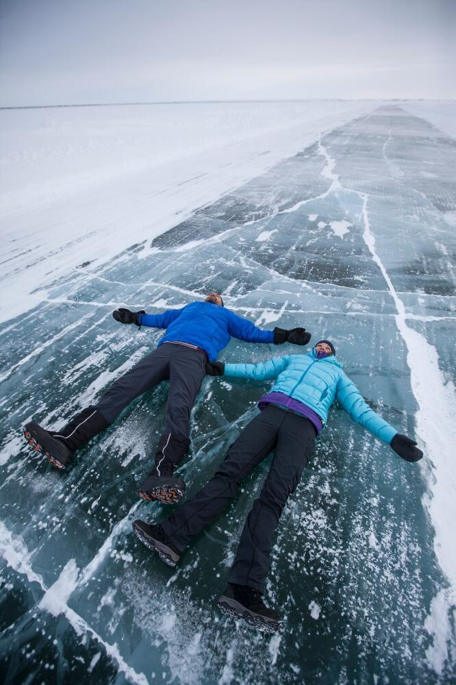 ExploringCanada's tweet photo. 더위야 가라~매년 겨울이면 광산 캠프에 물품을 공급하기 위한 520km, 세계 유일의 얼음길이 노스웨스트 준주에  만들어집니다.수십 톤의 트럭이 얼어버린 호수 위를 달리는 모습은 그야말로 아찔하기 그지없습니다! http://t.co/0ONoImuPxM