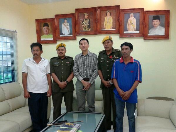 iintanmunierah's tweet photo. Gmbar kenangn bsma YB datuk NG CHOON KOON bsama pgawai @RELADaerahJasin  tn @azzrill_haron di japerun bemban #relajs http://t.co/dDneYM6xBs