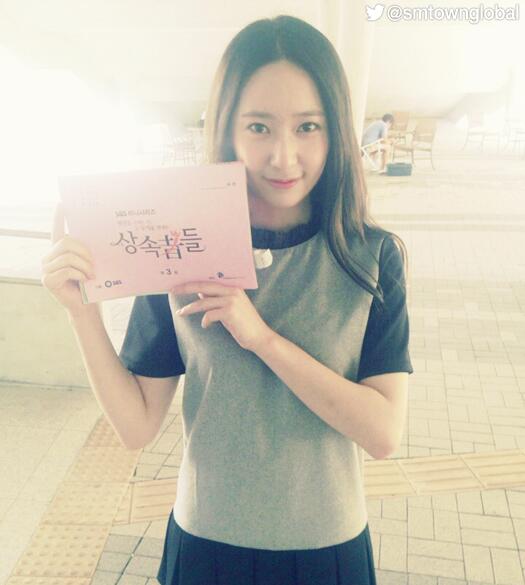 krysmas94's tweet photo. 시청률 50 찍을거쟈나♥ RT @SMTOWNGLOBAL f(x) #Krystal at the set of drama #상속자들(The Heirs) http://t.co/RUym7wfrEx