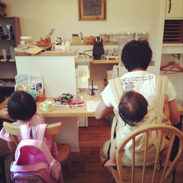 ファミリーでご来店です♪ママのカット中、パパはパソコンでお仕事、カットが終わったお兄ちゃんは夏休みの宿題したよ〜。はかどったかな？