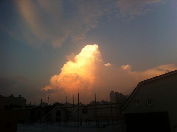 우연히 창문 봤는데 구름이 완전 이뻐서