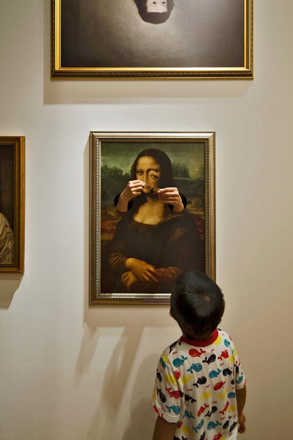 FastCoCreative's tweet photo. The Mona Lisa in this Japanese museum can reach out and grab you: http://t.co/T3dZy5CHdo http://t.co/xgLOziKAHj