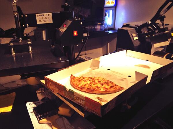 VoodooPrint's tweet image. Using a heat press to warm up last nights pizza #MultiUsage #PrintsAndPizza #180Degrees