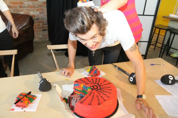 Maria_ARMY94's tweet image. oh look @Harry_Styles is about to nibble on 
@louoxide @eyynouis @oh_my_1d  @macklecraic #spongedirection http://t.co/wQA3FUemdv"