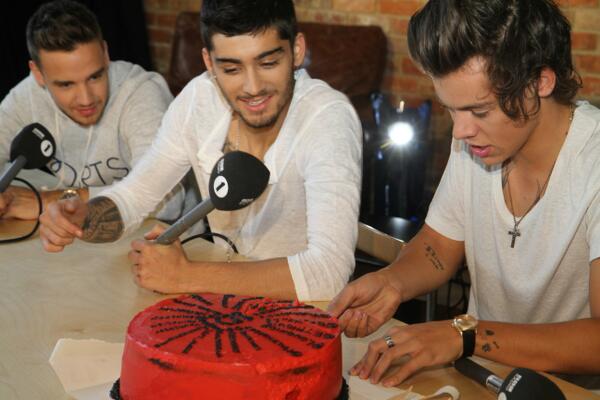 Maria_ARMY94's tweet image. here's @zaynmalik eyeing up a slice of 
@youdabombzayn @ifancyliam @indiesharry
@umharold #spongedirection http://t.co/ds3fQVP2UA"