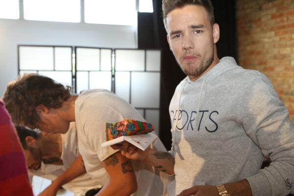Maria_ARMY94's tweet image. here's @Real_Liam_Payne taking a big bite of  @ashlns @malikharder @themcurls  @ribenarry #SpongeDirection http://t.co/xyRUwFBc3k"