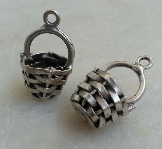Silverpark2's tweet image. 2 pcs Antique Silver Brass 3D Basket Charm by SilverparkSupplies etsy.me/15W2nDj @Etsy