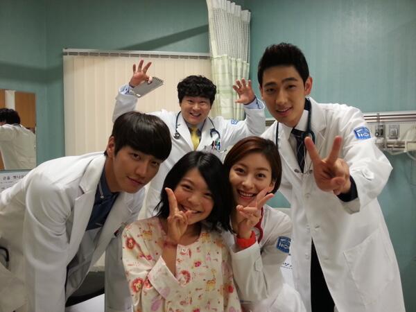 jinams2w's tweet photo. 웃는게 너무 이쁜 은옥이랑 의국4인방 ㅎ http://t.co/K88GFVbolj