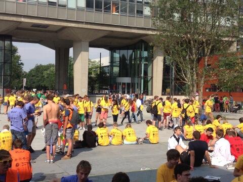 SabineVanGent's tweet image. Terrein @TUeindhoven stroomt vol. Gezamelijke #LichtIn #intro040 @Fontys