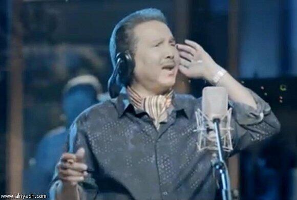 KSA24's tweet photo. مخرج فيديو كليب وحدة بوحدة يقول بعد ما هاجموه :

محمد عبده هو اللي أصر يبي يطلع بهالشكل http://t.co/NVIMxwgIxi
