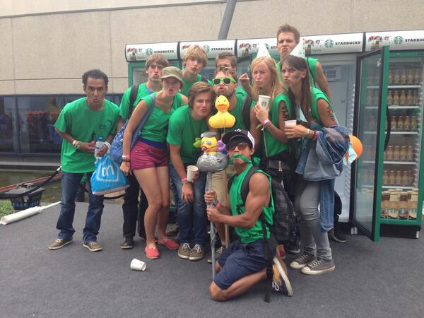 morrisjim's tweet image. Lucid intro groepjes op het Witte Dame Plein #intro040