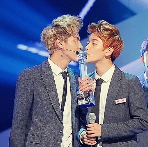 bubble tea 'ㅅ' on X: "KRIS BAEKHYUN FUCKING INDIRECTLY KISS #KRISBAEK  !!!!!!! KISSING ONLY SEPARATED BY A PIECE OF GLASS ;;;;;;;;  http://t.co/qYOMpp5k7s" / X