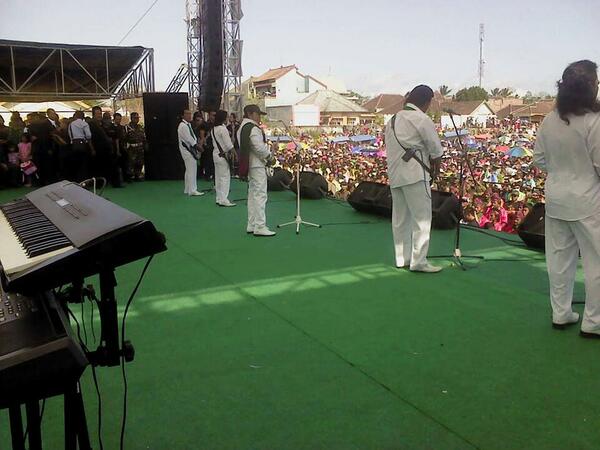 FORSASurabaya's tweet photo. @yudi_sfci @drhandri @mastonick Show Soneta di Gondanglegi, Malang (foto: @eko_sfci) http://t.co/sX22sSgIgI http://t.co/cRjsAKM4vb