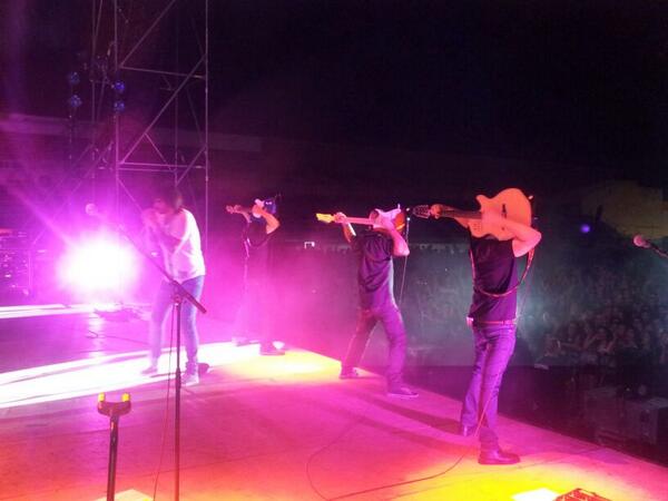 MelendiOficial's tweet photo. Eq.M: Así se divertían anoche nuestros guitarristas durante el concierto, buen rollo generado por gente de Ontinyent http://t.co/6VPTXz16Z0