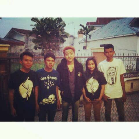 C_4_F's tweet photo. Segan clue's.. “@Jeffryciv: We are wearing brand @C_4_F cc @toinkOSOPN with @chimutwulan @SatriaJR24 @kusliyanto http://t.co/qBsXhem43N”