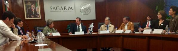 Enrique_MtzyMtz's tweet photo. El mejoramiento de agostaderos y el cuidado de la naturaleza.Reunión SAGARPA y INSTITUT SAVORY plan conjunto http://t.co/phu8q5yOvp