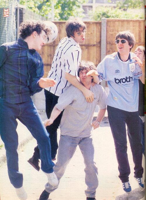 Kul Britania on Twitter: "#Oasis &amp; Football Great Pic #Adidas #Gazelle #MCFC @weareoasis @CasualMind_ http://t.co/q8Np0dDYZc" Twitter