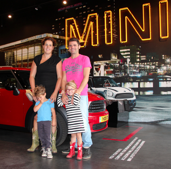 WereldlandNL's tweet photo. Met @MINI_NL maakte we onlangs familie van Sleeuwen blij met een jaar lang rijden in de MINI Holland Street! http://t.co/hUJwUbfSiK